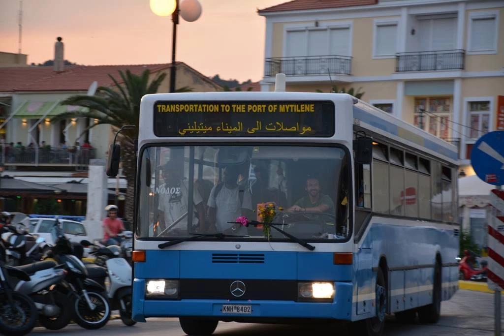 Εικόνα σοκ – Με αραβική ταμπέλα κυκλοφορεί λεωφορείο στην Μυτιλήνη – Εκτός ελέγχου η κατάσταση (upd)